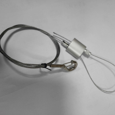 Kit de suspension pince à bouclage de câble et câble métallique