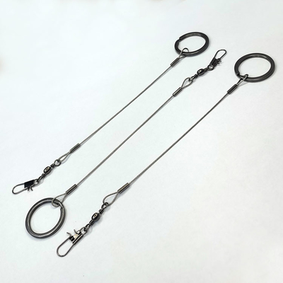 Garnitures noires de câble métallique d'acier inoxydable accrochant la sécurité d'outils de pêche au crochet